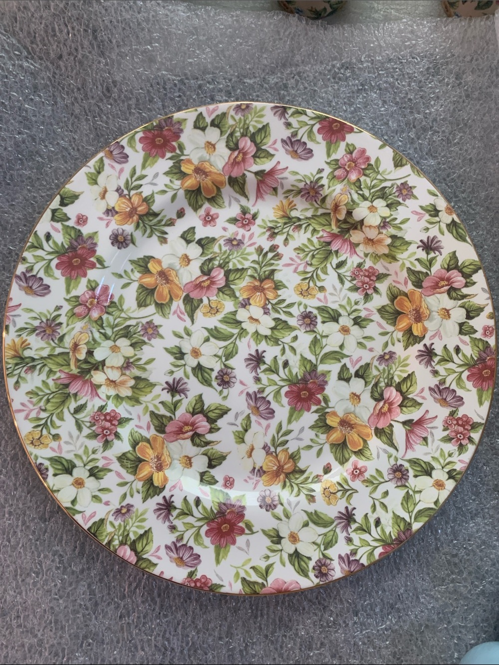 Floral Dinner Plate in Pink, Yellow & Green – Classic Garden Pattern